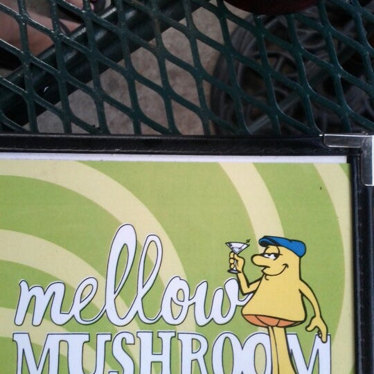 Photo taken at Mellow Mushroom by Janna D. on 7/22/2012