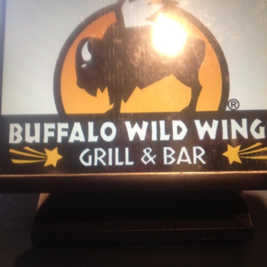 Снимок сделан в Buffalo Wild Wings пользователем Heather J. 5/15/2012