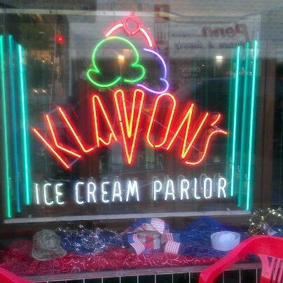 รูปภาพถ่ายที่ Klavon&#39;s Ice Cream Parlor โดย Chuck R. เมื่อ 5/31/2012