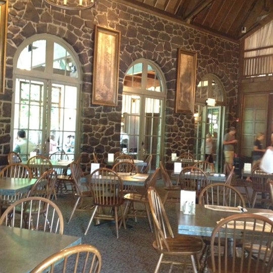 Das Foto wurde bei Multnomah Falls Lodge Restaurant von ᴡ A. am 7/7/2012 aufgenommen