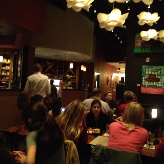 2/4/2012 tarihinde Mandy V.ziyaretçi tarafından Cosmo Cafe &amp; Bar'de çekilen fotoğraf