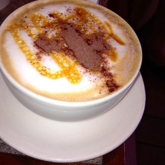 Снимок сделан в The Coffee Bean &amp; Tea Leaf пользователем Julz N. 8/19/2012