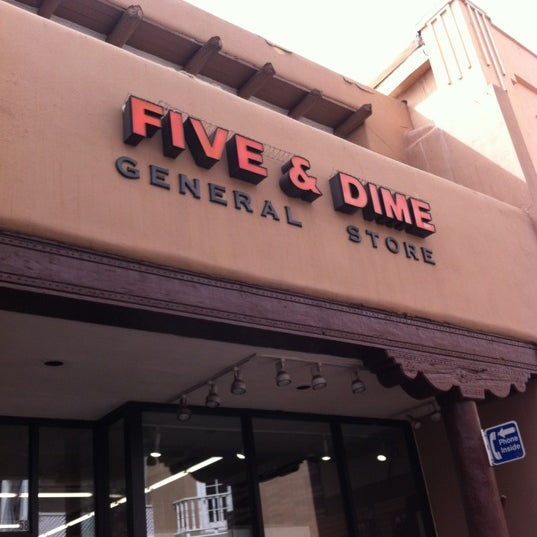 รูปภาพถ่ายที่ Five &amp; Dime General Store โดย Hetal P. เมื่อ 3/18/2012