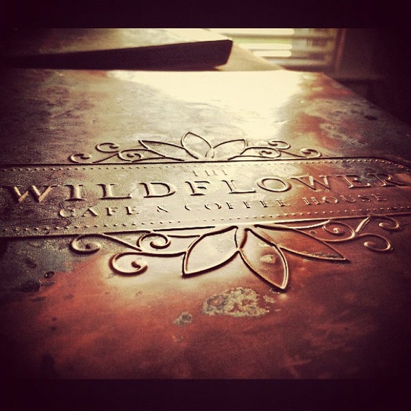 Foto scattata a The Wildflower Cafe da Matt H. il 4/4/2012
