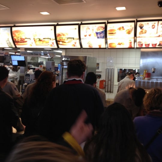 3/11/2012 tarihinde Theo G.ziyaretçi tarafından McDonald&#39;s'de çekilen fotoğraf