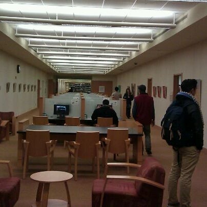 2/16/2012 tarihinde boogie L.ziyaretçi tarafından Brooklyn College Library'de çekilen fotoğraf