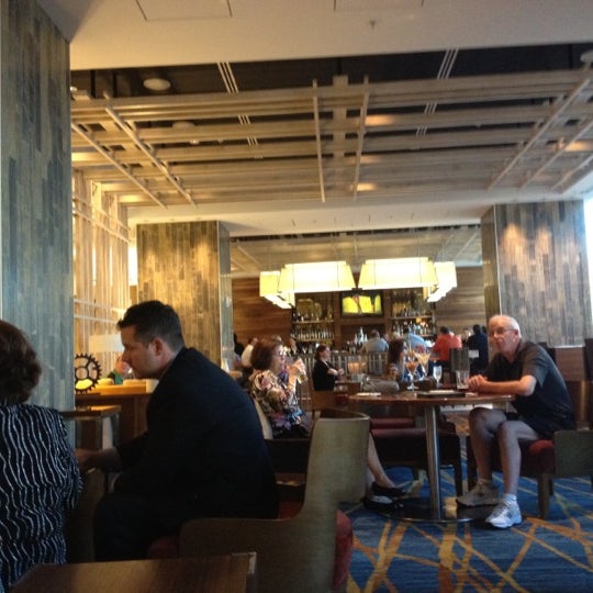 5/5/2012에 Jon B.님이 JW Marriott Lobby Lounge에서 찍은 사진