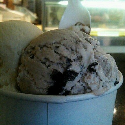 Foto diambil di Larry&#39;s Homemade Ice Cream oleh Steven S. pada 7/19/2012