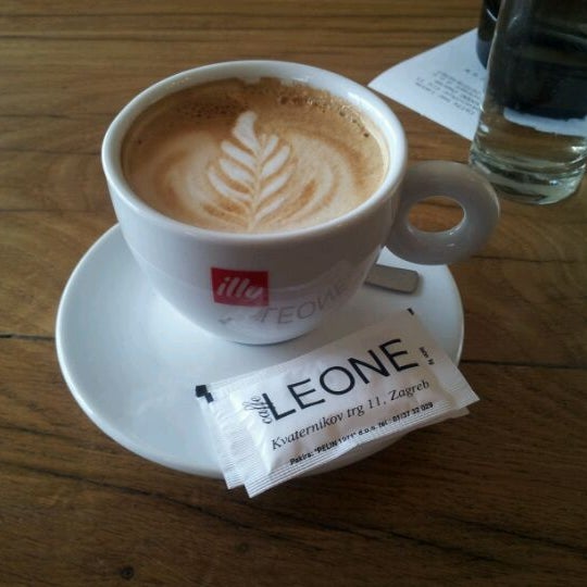 Foto tomada en Caffe Leone  por Oz R. el 5/25/2012