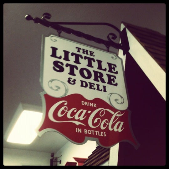 Foto tirada no(a) The Little Store &amp; Deli por Ethan D. em 5/3/2012