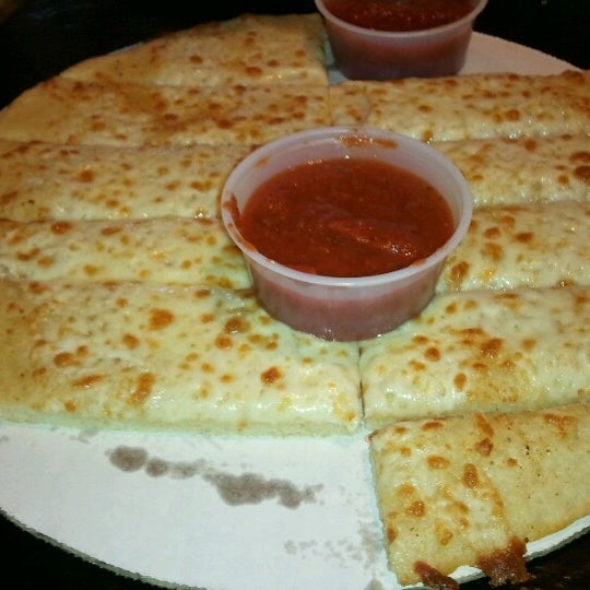 Foto tomada en Mancino&#39;s Pizza &amp; Grinders  por Jeanne M. el 6/24/2012