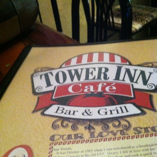 Das Foto wurde bei Tower Inn Cafe von Julie B. am 6/14/2012 aufgenommen