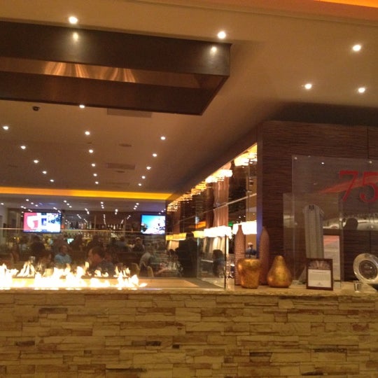 รูปภาพถ่ายที่ 750 Restaurant &amp; Bar โดย Angelo Carlo P. เมื่อ 6/10/2012