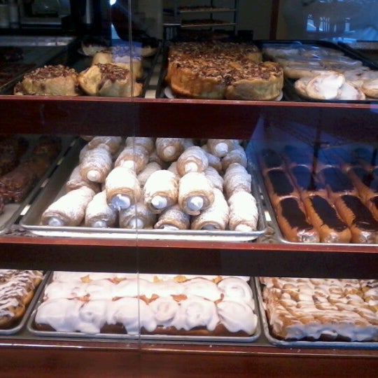 Foto diambil di Resch&#39;s Bakery oleh Ashante M. pada 8/23/2012