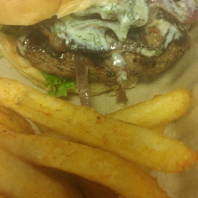 รูปภาพถ่ายที่ Burger Burger โดย Henry V. เมื่อ 9/5/2012