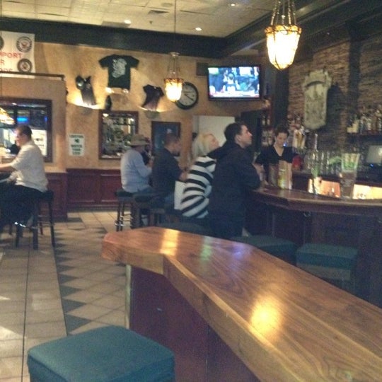 รูปภาพถ่ายที่ Hennessey&#39;s Tavern Gaslamp โดย Mike F. เมื่อ 3/6/2012