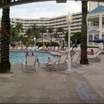 Foto tirada no(a) Melia Nassau Beach - Main Pool por Dino H. em 5/20/2012