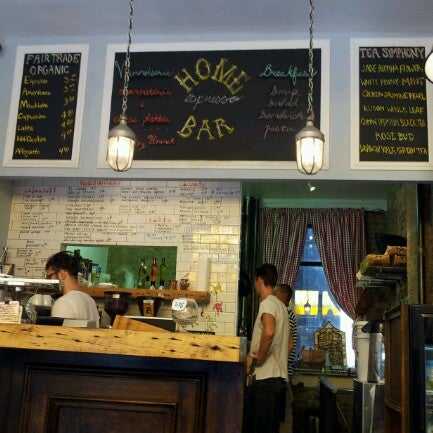Foto diambil di Home Espresso Bar oleh Shayan S. pada 8/4/2012