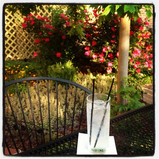 รูปภาพถ่ายที่ Weegee&#39;s Lounge โดย Lauren B. เมื่อ 5/19/2012