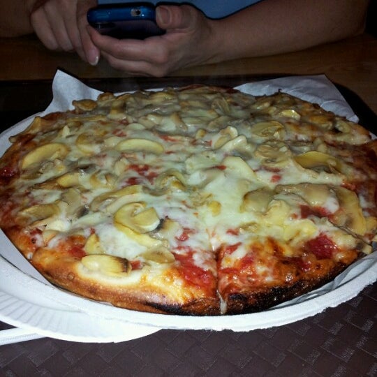 Снимок сделан в Pizza By Pappas пользователем Sarah F. 6/28/2012