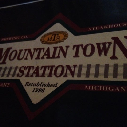 รูปภาพถ่ายที่ Mountain Town Station โดย Ryan L. เมื่อ 7/3/2012