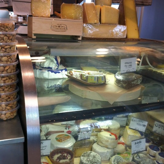รูปภาพถ่ายที่ Cheese Shop โดย Amy C. เมื่อ 3/4/2012
