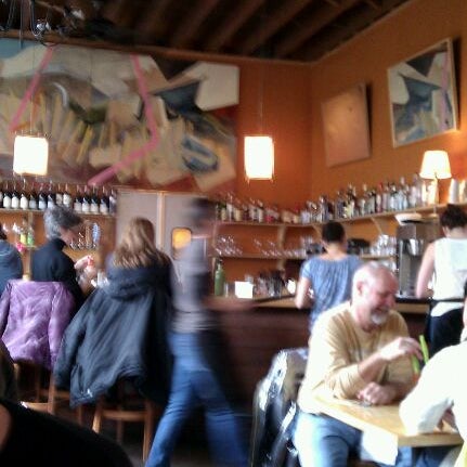 Foto scattata a Equinox Restaurant &amp; Bar da Vicki H. il 2/25/2012