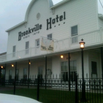 Foto tomada en Brookville Hotel  por Juliana N. el 4/29/2012