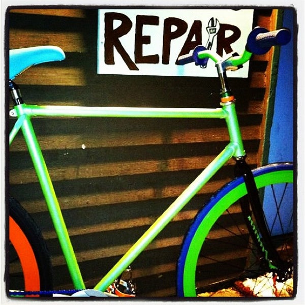 Photo prise au Standard Bike Repair par Colorado Card le7/18/2012
