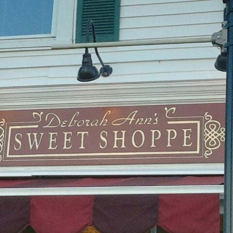 Foto tirada no(a) Deborah Ann&#39;s Sweet Shoppe por Jan R. em 3/20/2012