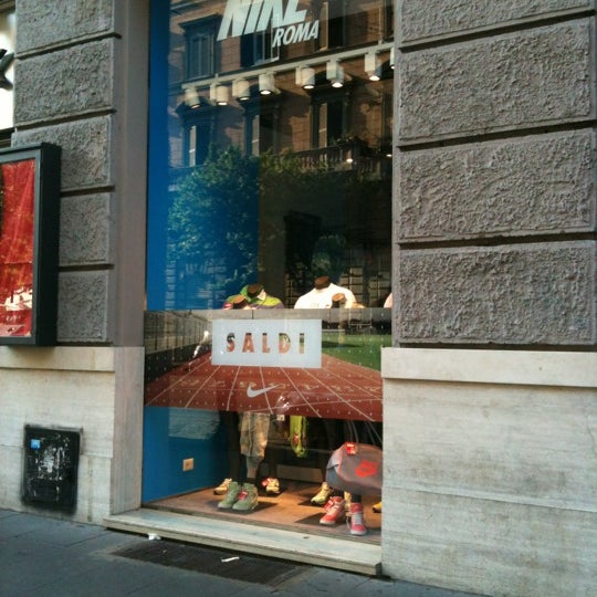 Das Foto wurde bei Nike Store Cola di Rienzo von Andrea P. am 7/7/2012 aufgenommen