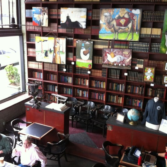 รูปภาพถ่ายที่ Bauhaus Books &amp; Coffee โดย Donghun H. เมื่อ 2/19/2012