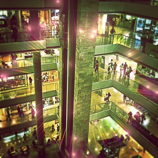 Foto tirada no(a) Millennium Mall por Jairo B. em 7/20/2012