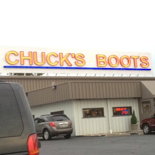 Снимок сделан в Chuck&#39;s Boots пользователем Logan F. 5/12/2012