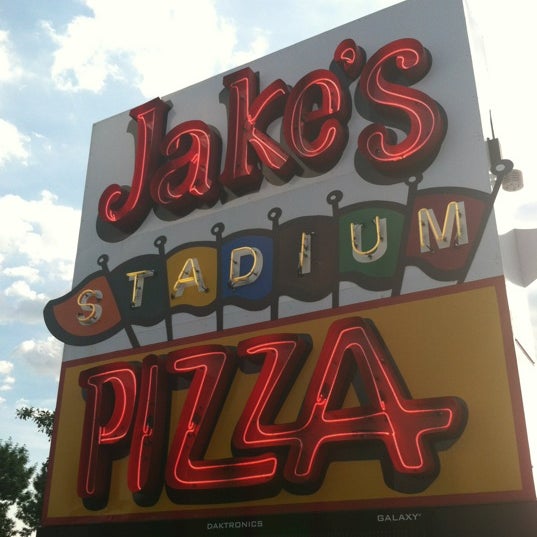 Foto diambil di Jake&#39;s Stadium Pizza oleh Justin H. pada 6/3/2012