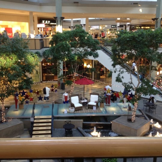 Foto tirada no(a) Beachwood Place Mall por Wendy S. em 6/27/2012
