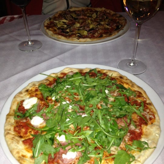 Foto diambil di Sempre Pizza e Vino oleh Minna V. pada 5/4/2012