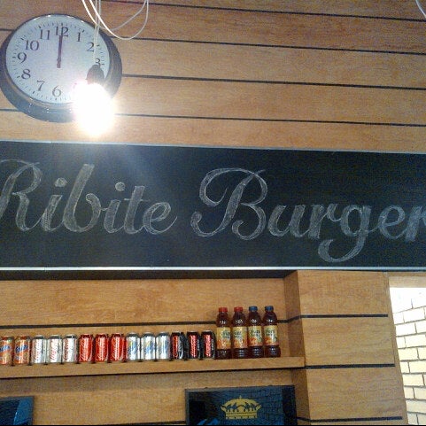 Foto scattata a Ribite Burgers da Ruben L. il 8/19/2012