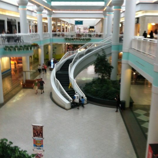 Foto tirada no(a) Poughkeepsie Galleria Mall por Mike S. em 9/3/2012