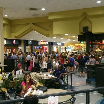 รูปภาพถ่ายที่ Lakeland Square Mall โดย Jonathan M. เมื่อ 8/1/2012