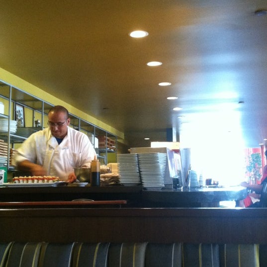 Foto diambil di Sakura Restaurant &amp; Sushi Bar oleh Kate H. pada 7/16/2012
