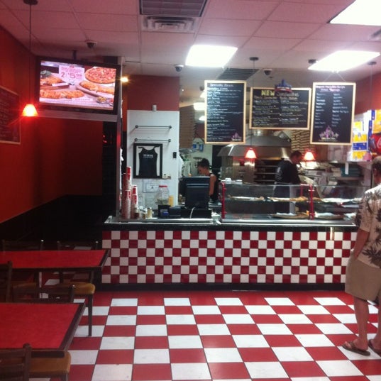 รูปภาพถ่ายที่ Joe’s New York Pizza โดย Greg G. เมื่อ 5/25/2012