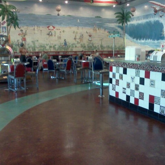 Foto tomada en Legends Classic Diner  por Michael M. el 5/15/2012