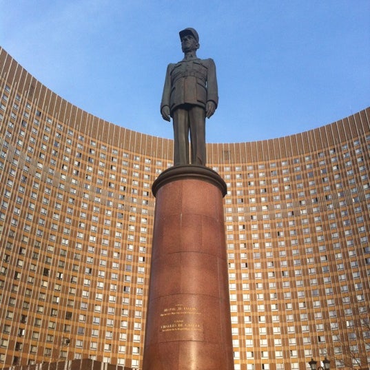 Памятник у гостиницы космос