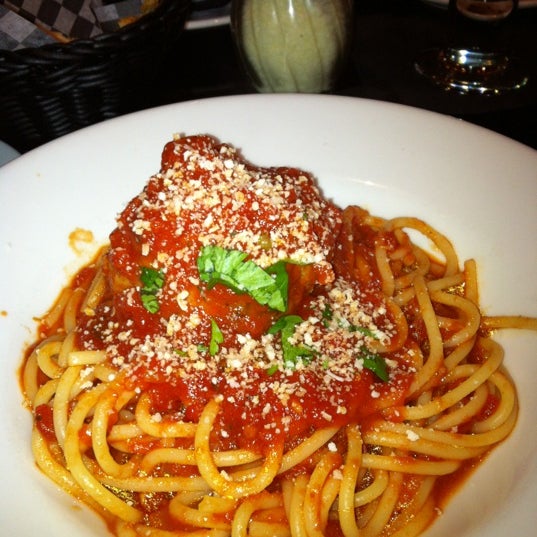 Foto diambil di Maria&#39;s Italian Kitchen oleh Linda Y. pada 3/11/2012