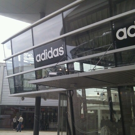 Articulación Para buscar refugio ordenar Adidas Outlet Store - Tienda de artículos deportivos en Stadtmitte