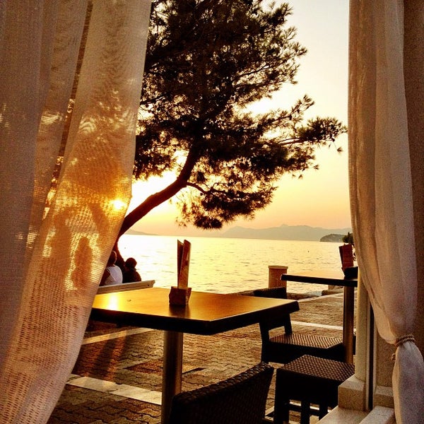 7/29/2012 tarihinde Vladimirziyaretçi tarafından Restaurant Olive Tree'de çekilen fotoğraf