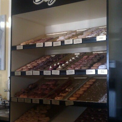 รูปภาพถ่ายที่ Glazed Doughnuts &amp; Cafe โดย Alex V. เมื่อ 8/4/2012