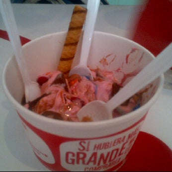 6/14/2012에 Alan M.님이 Cherry Frozen Yogurt에서 찍은 사진