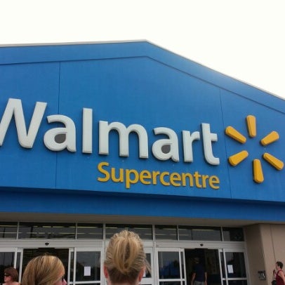 รูปภาพถ่ายที่ Walmart Supercentre โดย Olivia เมื่อ 8/2/2012